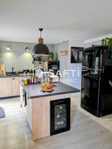 1 véranda au Nord avec vue sur les Alpes ; 1 piscine sur terrasse bois avec salons détente au Sud