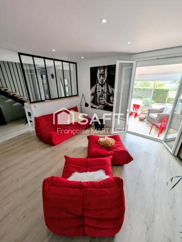 1 véranda au Nord avec vue sur les Alpes ; 1 piscine sur terrasse bois avec salons détente au Sud