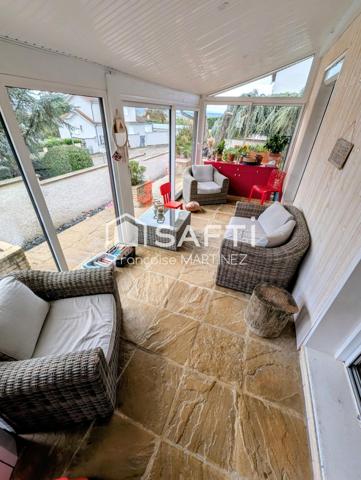 1 véranda au Nord avec vue sur les Alpes ; 1 piscine sur terrasse bois avec salons détente au Sud