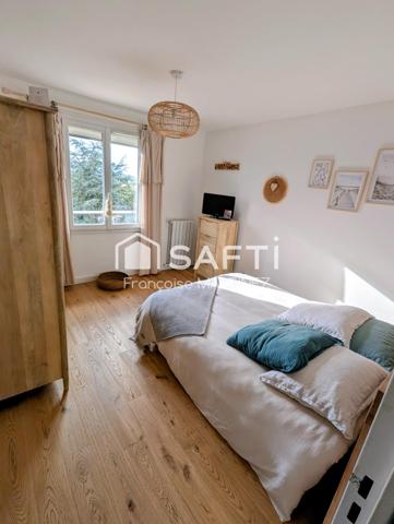 1 véranda au Nord avec vue sur les Alpes ; 1 piscine sur terrasse bois avec salons détente au Sud