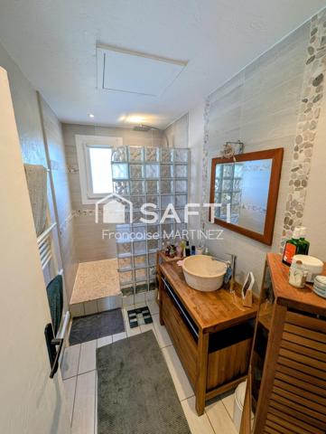 1 véranda au Nord avec vue sur les Alpes ; 1 piscine sur terrasse bois avec salons détente au Sud