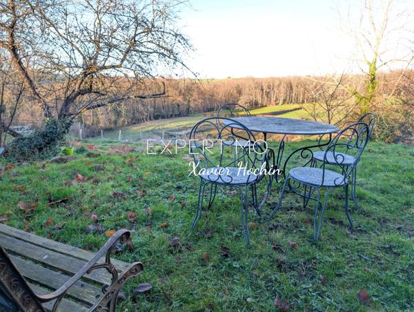 Youx (63700) Charmante maison rénovée avec grand terrain.