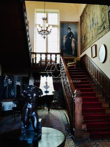 Majestueux château de style Renaissance perché sur un rocher en Suisse Normande.