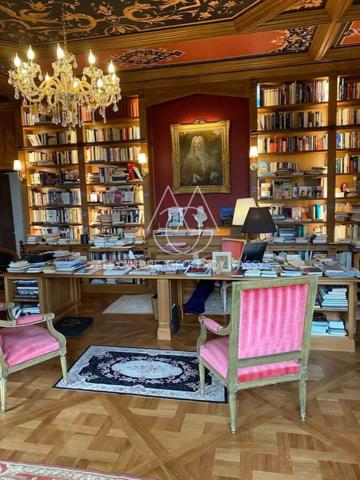 Majestueux château de style Renaissance perché sur un rocher en Suisse Normande.