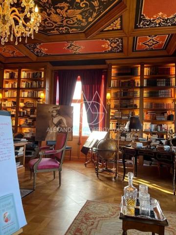 Majestueux château de style Renaissance perché sur un rocher en Suisse Normande.