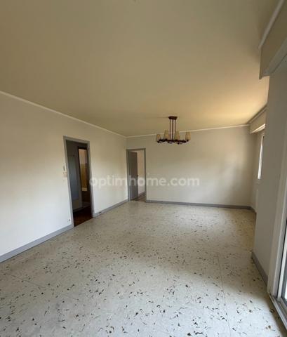 Magnac sur Touvre. Maison 84 m² sur sol sol semi enterré avec jardin