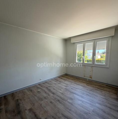 Magnac sur Touvre. Maison 84 m² sur sol sol semi enterré avec jardin