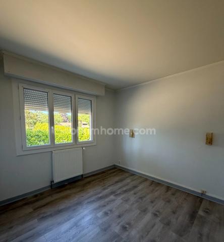 Magnac sur Touvre. Maison 84 m² sur sol sol semi enterré avec jardin