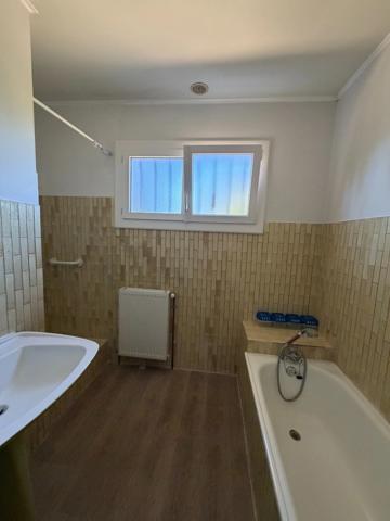 Magnac sur Touvre. Maison 84 m² sur sol sol semi enterré avec jardin