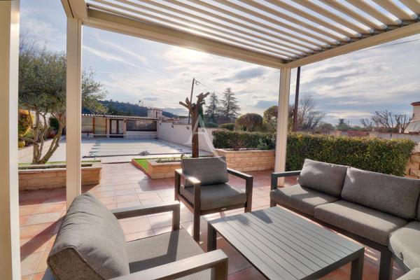 VILLA TYPE 5 TERRASSE PISCINE JARDIN PARKING