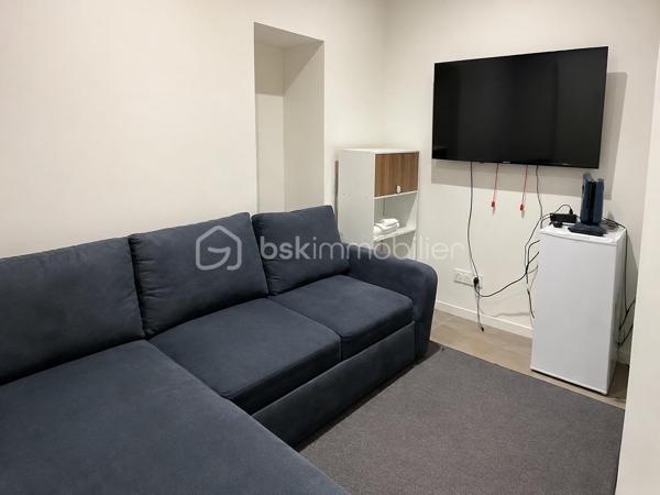 Idéalement situé en plein centre-ville d’Annecy, au sein d’un petit immeuble, ce studio récemment rénové bénéficie d’un emplacement privilégié à proximité immédiate de toutes les commodités.
Il se compose d’une pièce de vie avec kitchenette équipée et d’une salle de douche avec WC.
Donnant sur une cour intérieure, ce bien constitue une belle opportunité pour un pied-à-terre ou un investissement au cœur d’un secteur particulièrement recherché d’Annecy.
Pour tous renseignements, Melissa se tient à votre écoute.