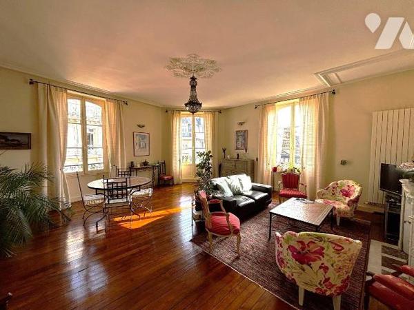 RENNES CENTRE VILLE - APPARTEMENT TYPE 5 - EXCELLENT ETAT
Au sein d'une copropriété du XIX siè...