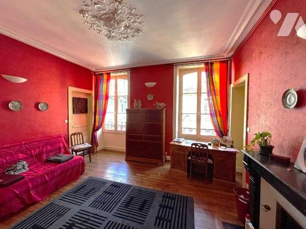 RENNES CENTRE VILLE - APPARTEMENT TYPE 5 - EXCELLENT ETAT
Au sein d'une copropriété du XIX siè...