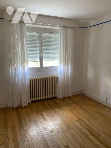 Maison à Vendre à Mauriac (15200) Cantal (15)

Cette maison, mitoyenne sur un pignon, est sit...