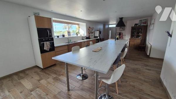 ERNEE en campagne : fermette rénovée comprenant:
- Au rez-de-chaussée: entrée avec placards , ...