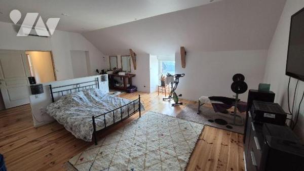 ERNEE en campagne : fermette rénovée comprenant:
- Au rez-de-chaussée: entrée avec placards , ...