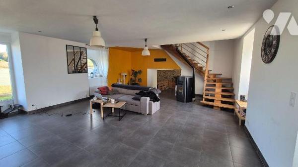 ERNEE en campagne : fermette rénovée comprenant:
- Au rez-de-chaussée: entrée avec placards , ...