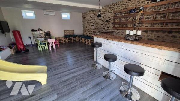 ERNEE en campagne : fermette rénovée comprenant:
- Au rez-de-chaussée: entrée avec placards , ...