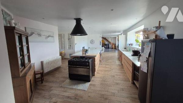 ERNEE en campagne : fermette rénovée comprenant:
- Au rez-de-chaussée: entrée avec placards , ...