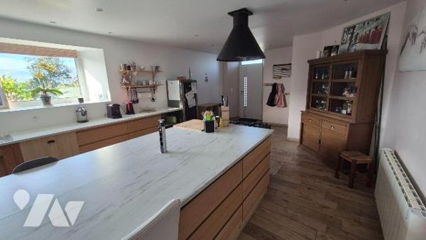 ERNEE en campagne : fermette rénovée comprenant:
- Au rez-de-chaussée: entrée avec placards , ...