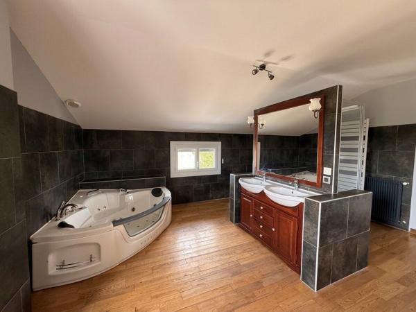 maison familiale 222  m²-8 pièces-6 chambres-2206 m² de terrain