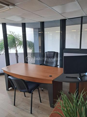 CANNES LA BOCCA – PLEIN CENTRE – PLATEAU DE BUREAUX 116 M² – IMMEUBLE RÉCENT

À vendre, plateau de bureaux de 116 m² au 1er étage avec ascenseur, dans un immeuble récent et moderne au cœur du centre-ville de Cannes la Bocca, au sein d'un environnement professionnel établi (professions médicales et paramédicales, activités tertiaires).

Le plateau, en parfait état, se compose de :

1 salle d'attente
1 salle de réunion
1 grand bureau de direction
4 bureaux indépendants

Annexes comprises dans la vente :

2 box fermés
1 réserve de 17,50 m²
1 réserve de 6,30 m² avec douche

Les atouts :

Emplacement central, à proximité immédiate des commerces et des transports
Accès au toit-terrasse, partie commune de la copropriété
Nombreuses possibilités de stationnement aux alentours
Immeuble récent, aux normes, avec ascenseur
Locaux livrés en parfait état, prêts à l'usage
Possibilité d'acquérir l'ensemble équipé (mobilier et équipements facturables en sus)
Possibilité de reconfiguration du plateau pour une autre profession, sous réserve de faisabilité technique et des conditions du bail
Destination : activités de bureaux et professions libérales. Restauration et activités générant des nuisances exclues.

Un produit rare sur le secteur, idéal pour une installation professionnelle immédiate ou un investissement locatif dans un quartier à forte demande tertiaire et médicale.

Prix de vente : 494 624 € FAI

Visites et renseignements sur rendez-vous.