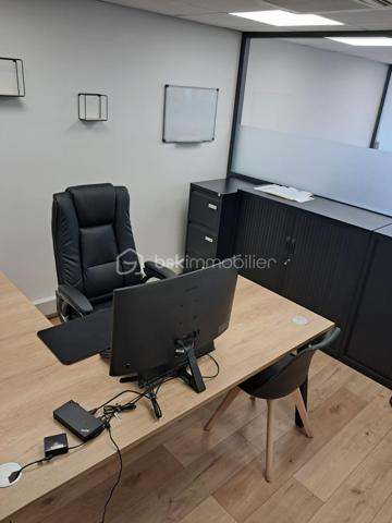 CANNES LA BOCCA – PLEIN CENTRE – PLATEAU DE BUREAUX 116 M² – IMMEUBLE RÉCENT

À vendre, plateau de bureaux de 116 m² au 1er étage avec ascenseur, dans un immeuble récent et moderne au cœur du centre-ville de Cannes la Bocca, au sein d'un environnement professionnel établi (professions médicales et paramédicales, activités tertiaires).

Le plateau, en parfait état, se compose de :

1 salle d'attente
1 salle de réunion
1 grand bureau de direction
4 bureaux indépendants

Annexes comprises dans la vente :

2 box fermés
1 réserve de 17,50 m²
1 réserve de 6,30 m² avec douche

Les atouts :

Emplacement central, à proximité immédiate des commerces et des transports
Accès au toit-terrasse, partie commune de la copropriété
Nombreuses possibilités de stationnement aux alentours
Immeuble récent, aux normes, avec ascenseur
Locaux livrés en parfait état, prêts à l'usage
Possibilité d'acquérir l'ensemble équipé (mobilier et équipements facturables en sus)
Possibilité de reconfiguration du plateau pour une autre profession, sous réserve de faisabilité technique et des conditions du bail
Destination : activités de bureaux et professions libérales. Restauration et activités générant des nuisances exclues.

Un produit rare sur le secteur, idéal pour une installation professionnelle immédiate ou un investissement locatif dans un quartier à forte demande tertiaire et médicale.

Prix de vente : 494 624 € FAI

Visites et renseignements sur rendez-vous.