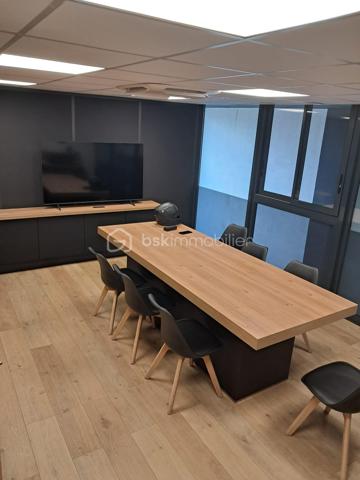 CANNES LA BOCCA – PLEIN CENTRE – PLATEAU DE BUREAUX 116 M² – IMMEUBLE RÉCENT

À vendre, plateau de bureaux de 116 m² au 1er étage avec ascenseur, dans un immeuble récent et moderne au cœur du centre-ville de Cannes la Bocca, au sein d'un environnement professionnel établi (professions médicales et paramédicales, activités tertiaires).

Le plateau, en parfait état, se compose de :

1 salle d'attente
1 salle de réunion
1 grand bureau de direction
4 bureaux indépendants

Annexes comprises dans la vente :

2 box fermés
1 réserve de 17,50 m²
1 réserve de 6,30 m² avec douche

Les atouts :

Emplacement central, à proximité immédiate des commerces et des transports
Accès au toit-terrasse, partie commune de la copropriété
Nombreuses possibilités de stationnement aux alentours
Immeuble récent, aux normes, avec ascenseur
Locaux livrés en parfait état, prêts à l'usage
Possibilité d'acquérir l'ensemble équipé (mobilier et équipements facturables en sus)
Possibilité de reconfiguration du plateau pour une autre profession, sous réserve de faisabilité technique et des conditions du bail
Destination : activités de bureaux et professions libérales. Restauration et activités générant des nuisances exclues.

Un produit rare sur le secteur, idéal pour une installation professionnelle immédiate ou un investissement locatif dans un quartier à forte demande tertiaire et médicale.

Prix de vente : 494 624 € FAI

Visites et renseignements sur rendez-vous.