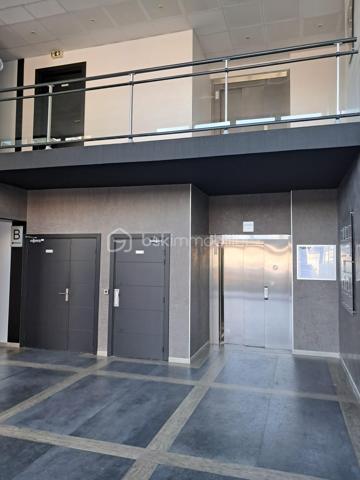 CANNES LA BOCCA – PLEIN CENTRE – PLATEAU DE BUREAUX 116 M² – IMMEUBLE RÉCENT

À vendre, plateau de bureaux de 116 m² au 1er étage avec ascenseur, dans un immeuble récent et moderne au cœur du centre-ville de Cannes la Bocca, au sein d'un environnement professionnel établi (professions médicales et paramédicales, activités tertiaires).

Le plateau, en parfait état, se compose de :

1 salle d'attente
1 salle de réunion
1 grand bureau de direction
4 bureaux indépendants

Annexes comprises dans la vente :

2 box fermés
1 réserve de 17,50 m²
1 réserve de 6,30 m² avec douche

Les atouts :

Emplacement central, à proximité immédiate des commerces et des transports
Accès au toit-terrasse, partie commune de la copropriété
Nombreuses possibilités de stationnement aux alentours
Immeuble récent, aux normes, avec ascenseur
Locaux livrés en parfait état, prêts à l'usage
Possibilité d'acquérir l'ensemble équipé (mobilier et équipements facturables en sus)
Possibilité de reconfiguration du plateau pour une autre profession, sous réserve de faisabilité technique et des conditions du bail
Destination : activités de bureaux et professions libérales. Restauration et activités générant des nuisances exclues.

Un produit rare sur le secteur, idéal pour une installation professionnelle immédiate ou un investissement locatif dans un quartier à forte demande tertiaire et médicale.

Prix de vente : 494 624 € FAI

Visites et renseignements sur rendez-vous.