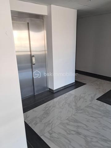 CANNES LA BOCCA – PLEIN CENTRE – PLATEAU DE BUREAUX 116 M² – IMMEUBLE RÉCENT

À vendre, plateau de bureaux de 116 m² au 1er étage avec ascenseur, dans un immeuble récent et moderne au cœur du centre-ville de Cannes la Bocca, au sein d'un environnement professionnel établi (professions médicales et paramédicales, activités tertiaires).

Le plateau, en parfait état, se compose de :

1 salle d'attente
1 salle de réunion
1 grand bureau de direction
4 bureaux indépendants

Annexes comprises dans la vente :

2 box fermés
1 réserve de 17,50 m²
1 réserve de 6,30 m² avec douche

Les atouts :

Emplacement central, à proximité immédiate des commerces et des transports
Accès au toit-terrasse, partie commune de la copropriété
Nombreuses possibilités de stationnement aux alentours
Immeuble récent, aux normes, avec ascenseur
Locaux livrés en parfait état, prêts à l'usage
Possibilité d'acquérir l'ensemble équipé (mobilier et équipements facturables en sus)
Possibilité de reconfiguration du plateau pour une autre profession, sous réserve de faisabilité technique et des conditions du bail
Destination : activités de bureaux et professions libérales. Restauration et activités générant des nuisances exclues.

Un produit rare sur le secteur, idéal pour une installation professionnelle immédiate ou un investissement locatif dans un quartier à forte demande tertiaire et médicale.

Prix de vente : 494 624 € FAI

Visites et renseignements sur rendez-vous.