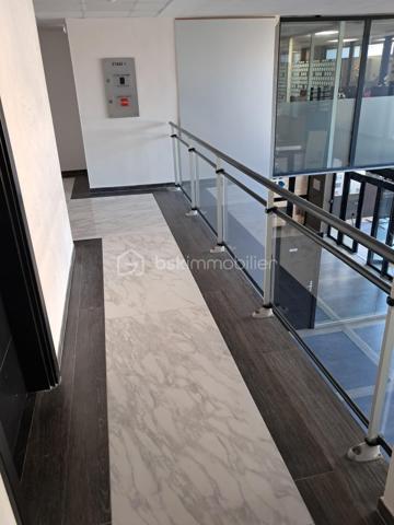 CANNES LA BOCCA – PLEIN CENTRE – PLATEAU DE BUREAUX 116 M² – IMMEUBLE RÉCENT

À vendre, plateau de bureaux de 116 m² au 1er étage avec ascenseur, dans un immeuble récent et moderne au cœur du centre-ville de Cannes la Bocca, au sein d'un environnement professionnel établi (professions médicales et paramédicales, activités tertiaires).

Le plateau, en parfait état, se compose de :

1 salle d'attente
1 salle de réunion
1 grand bureau de direction
4 bureaux indépendants

Annexes comprises dans la vente :

2 box fermés
1 réserve de 17,50 m²
1 réserve de 6,30 m² avec douche

Les atouts :

Emplacement central, à proximité immédiate des commerces et des transports
Accès au toit-terrasse, partie commune de la copropriété
Nombreuses possibilités de stationnement aux alentours
Immeuble récent, aux normes, avec ascenseur
Locaux livrés en parfait état, prêts à l'usage
Possibilité d'acquérir l'ensemble équipé (mobilier et équipements facturables en sus)
Possibilité de reconfiguration du plateau pour une autre profession, sous réserve de faisabilité technique et des conditions du bail
Destination : activités de bureaux et professions libérales. Restauration et activités générant des nuisances exclues.

Un produit rare sur le secteur, idéal pour une installation professionnelle immédiate ou un investissement locatif dans un quartier à forte demande tertiaire et médicale.

Prix de vente : 494 624 € FAI

Visites et renseignements sur rendez-vous.