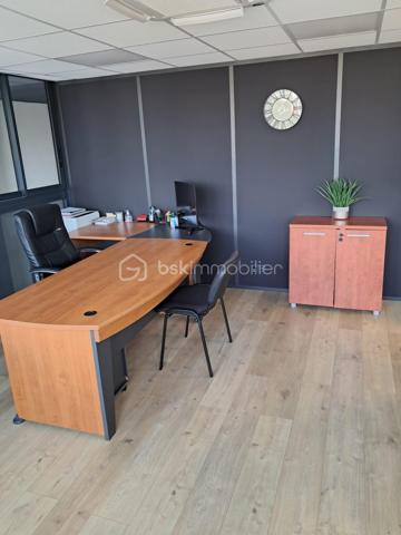CANNES LA BOCCA – PLEIN CENTRE – PLATEAU DE BUREAUX 116 M² – IMMEUBLE RÉCENT

À vendre, plateau de bureaux de 116 m² au 1er étage avec ascenseur, dans un immeuble récent et moderne au cœur du centre-ville de Cannes la Bocca, au sein d'un environnement professionnel établi (professions médicales et paramédicales, activités tertiaires).

Le plateau, en parfait état, se compose de :

1 salle d'attente
1 salle de réunion
1 grand bureau de direction
4 bureaux indépendants

Annexes comprises dans la vente :

2 box fermés
1 réserve de 17,50 m²
1 réserve de 6,30 m² avec douche

Les atouts :

Emplacement central, à proximité immédiate des commerces et des transports
Accès au toit-terrasse, partie commune de la copropriété
Nombreuses possibilités de stationnement aux alentours
Immeuble récent, aux normes, avec ascenseur
Locaux livrés en parfait état, prêts à l'usage
Possibilité d'acquérir l'ensemble équipé (mobilier et équipements facturables en sus)
Possibilité de reconfiguration du plateau pour une autre profession, sous réserve de faisabilité technique et des conditions du bail
Destination : activités de bureaux et professions libérales. Restauration et activités générant des nuisances exclues.

Un produit rare sur le secteur, idéal pour une installation professionnelle immédiate ou un investissement locatif dans un quartier à forte demande tertiaire et médicale.

Prix de vente : 494 624 € FAI

Visites et renseignements sur rendez-vous.