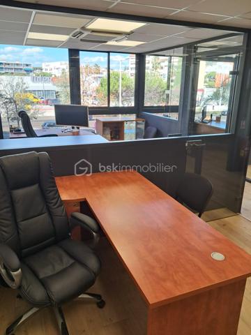 CANNES LA BOCCA – PLEIN CENTRE – PLATEAU DE BUREAUX 116 M² – IMMEUBLE RÉCENT

À vendre, plateau de bureaux de 116 m² au 1er étage avec ascenseur, dans un immeuble récent et moderne au cœur du centre-ville de Cannes la Bocca, au sein d'un environnement professionnel établi (professions médicales et paramédicales, activités tertiaires).

Le plateau, en parfait état, se compose de :

1 salle d'attente
1 salle de réunion
1 grand bureau de direction
4 bureaux indépendants

Annexes comprises dans la vente :

2 box fermés
1 réserve de 17,50 m²
1 réserve de 6,30 m² avec douche

Les atouts :

Emplacement central, à proximité immédiate des commerces et des transports
Accès au toit-terrasse, partie commune de la copropriété
Nombreuses possibilités de stationnement aux alentours
Immeuble récent, aux normes, avec ascenseur
Locaux livrés en parfait état, prêts à l'usage
Possibilité d'acquérir l'ensemble équipé (mobilier et équipements facturables en sus)
Possibilité de reconfiguration du plateau pour une autre profession, sous réserve de faisabilité technique et des conditions du bail
Destination : activités de bureaux et professions libérales. Restauration et activités générant des nuisances exclues.

Un produit rare sur le secteur, idéal pour une installation professionnelle immédiate ou un investissement locatif dans un quartier à forte demande tertiaire et médicale.

Prix de vente : 494 624 € FAI

Visites et renseignements sur rendez-vous.