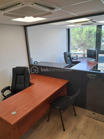 CANNES LA BOCCA – PLEIN CENTRE – PLATEAU DE BUREAUX 116 M² – IMMEUBLE RÉCENT

À vendre, plateau de bureaux de 116 m² au 1er étage avec ascenseur, dans un immeuble récent et moderne au cœur du centre-ville de Cannes la Bocca, au sein d'un environnement professionnel établi (professions médicales et paramédicales, activités tertiaires).

Le plateau, en parfait état, se compose de :

1 salle d'attente
1 salle de réunion
1 grand bureau de direction
4 bureaux indépendants

Annexes comprises dans la vente :

2 box fermés
1 réserve de 17,50 m²
1 réserve de 6,30 m² avec douche

Les atouts :

Emplacement central, à proximité immédiate des commerces et des transports
Accès au toit-terrasse, partie commune de la copropriété
Nombreuses possibilités de stationnement aux alentours
Immeuble récent, aux normes, avec ascenseur
Locaux livrés en parfait état, prêts à l'usage
Possibilité d'acquérir l'ensemble équipé (mobilier et équipements facturables en sus)
Possibilité de reconfiguration du plateau pour une autre profession, sous réserve de faisabilité technique et des conditions du bail
Destination : activités de bureaux et professions libérales. Restauration et activités générant des nuisances exclues.

Un produit rare sur le secteur, idéal pour une installation professionnelle immédiate ou un investissement locatif dans un quartier à forte demande tertiaire et médicale.

Prix de vente : 494 624 € FAI

Visites et renseignements sur rendez-vous.