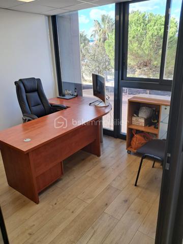 CANNES LA BOCCA – PLEIN CENTRE – PLATEAU DE BUREAUX 116 M² – IMMEUBLE RÉCENT

À vendre, plateau de bureaux de 116 m² au 1er étage avec ascenseur, dans un immeuble récent et moderne au cœur du centre-ville de Cannes la Bocca, au sein d'un environnement professionnel établi (professions médicales et paramédicales, activités tertiaires).

Le plateau, en parfait état, se compose de :

1 salle d'attente
1 salle de réunion
1 grand bureau de direction
4 bureaux indépendants

Annexes comprises dans la vente :

2 box fermés
1 réserve de 17,50 m²
1 réserve de 6,30 m² avec douche

Les atouts :

Emplacement central, à proximité immédiate des commerces et des transports
Accès au toit-terrasse, partie commune de la copropriété
Nombreuses possibilités de stationnement aux alentours
Immeuble récent, aux normes, avec ascenseur
Locaux livrés en parfait état, prêts à l'usage
Possibilité d'acquérir l'ensemble équipé (mobilier et équipements facturables en sus)
Possibilité de reconfiguration du plateau pour une autre profession, sous réserve de faisabilité technique et des conditions du bail
Destination : activités de bureaux et professions libérales. Restauration et activités générant des nuisances exclues.

Un produit rare sur le secteur, idéal pour une installation professionnelle immédiate ou un investissement locatif dans un quartier à forte demande tertiaire et médicale.

Prix de vente : 494 624 € FAI

Visites et renseignements sur rendez-vous.