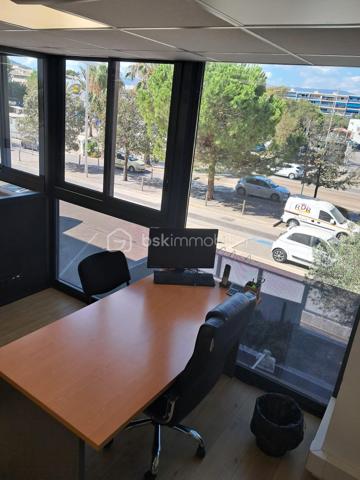CANNES LA BOCCA – PLEIN CENTRE – PLATEAU DE BUREAUX 116 M² – IMMEUBLE RÉCENT

À vendre, plateau de bureaux de 116 m² au 1er étage avec ascenseur, dans un immeuble récent et moderne au cœur du centre-ville de Cannes la Bocca, au sein d'un environnement professionnel établi (professions médicales et paramédicales, activités tertiaires).

Le plateau, en parfait état, se compose de :

1 salle d'attente
1 salle de réunion
1 grand bureau de direction
4 bureaux indépendants

Annexes comprises dans la vente :

2 box fermés
1 réserve de 17,50 m²
1 réserve de 6,30 m² avec douche

Les atouts :

Emplacement central, à proximité immédiate des commerces et des transports
Accès au toit-terrasse, partie commune de la copropriété
Nombreuses possibilités de stationnement aux alentours
Immeuble récent, aux normes, avec ascenseur
Locaux livrés en parfait état, prêts à l'usage
Possibilité d'acquérir l'ensemble équipé (mobilier et équipements facturables en sus)
Possibilité de reconfiguration du plateau pour une autre profession, sous réserve de faisabilité technique et des conditions du bail
Destination : activités de bureaux et professions libérales. Restauration et activités générant des nuisances exclues.

Un produit rare sur le secteur, idéal pour une installation professionnelle immédiate ou un investissement locatif dans un quartier à forte demande tertiaire et médicale.

Prix de vente : 494 624 € FAI

Visites et renseignements sur rendez-vous.