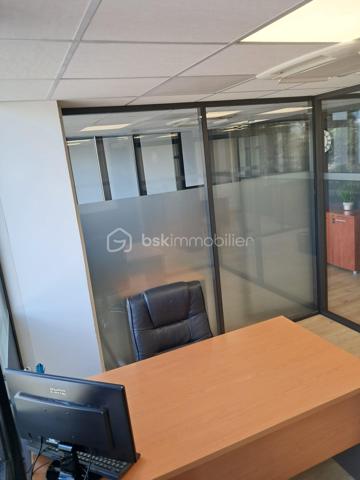 CANNES LA BOCCA – PLEIN CENTRE – PLATEAU DE BUREAUX 116 M² – IMMEUBLE RÉCENT

À vendre, plateau de bureaux de 116 m² au 1er étage avec ascenseur, dans un immeuble récent et moderne au cœur du centre-ville de Cannes la Bocca, au sein d'un environnement professionnel établi (professions médicales et paramédicales, activités tertiaires).

Le plateau, en parfait état, se compose de :

1 salle d'attente
1 salle de réunion
1 grand bureau de direction
4 bureaux indépendants

Annexes comprises dans la vente :

2 box fermés
1 réserve de 17,50 m²
1 réserve de 6,30 m² avec douche

Les atouts :

Emplacement central, à proximité immédiate des commerces et des transports
Accès au toit-terrasse, partie commune de la copropriété
Nombreuses possibilités de stationnement aux alentours
Immeuble récent, aux normes, avec ascenseur
Locaux livrés en parfait état, prêts à l'usage
Possibilité d'acquérir l'ensemble équipé (mobilier et équipements facturables en sus)
Possibilité de reconfiguration du plateau pour une autre profession, sous réserve de faisabilité technique et des conditions du bail
Destination : activités de bureaux et professions libérales. Restauration et activités générant des nuisances exclues.

Un produit rare sur le secteur, idéal pour une installation professionnelle immédiate ou un investissement locatif dans un quartier à forte demande tertiaire et médicale.

Prix de vente : 494 624 € FAI

Visites et renseignements sur rendez-vous.