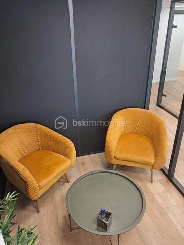 CANNES LA BOCCA – PLEIN CENTRE – PLATEAU DE BUREAUX 116 M² – IMMEUBLE RÉCENT

À vendre, plateau de bureaux de 116 m² au 1er étage avec ascenseur, dans un immeuble récent et moderne au cœur du centre-ville de Cannes la Bocca, au sein d'un environnement professionnel établi (professions médicales et paramédicales, activités tertiaires).

Le plateau, en parfait état, se compose de :

1 salle d'attente
1 salle de réunion
1 grand bureau de direction
4 bureaux indépendants

Annexes comprises dans la vente :

2 box fermés
1 réserve de 17,50 m²
1 réserve de 6,30 m² avec douche

Les atouts :

Emplacement central, à proximité immédiate des commerces et des transports
Accès au toit-terrasse, partie commune de la copropriété
Nombreuses possibilités de stationnement aux alentours
Immeuble récent, aux normes, avec ascenseur
Locaux livrés en parfait état, prêts à l'usage
Possibilité d'acquérir l'ensemble équipé (mobilier et équipements facturables en sus)
Possibilité de reconfiguration du plateau pour une autre profession, sous réserve de faisabilité technique et des conditions du bail
Destination : activités de bureaux et professions libérales. Restauration et activités générant des nuisances exclues.

Un produit rare sur le secteur, idéal pour une installation professionnelle immédiate ou un investissement locatif dans un quartier à forte demande tertiaire et médicale.

Prix de vente : 494 624 € FAI

Visites et renseignements sur rendez-vous.