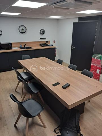 CANNES LA BOCCA – PLEIN CENTRE – PLATEAU DE BUREAUX 116 M² – IMMEUBLE RÉCENT

À vendre, plateau de bureaux de 116 m² au 1er étage avec ascenseur, dans un immeuble récent et moderne au cœur du centre-ville de Cannes la Bocca, au sein d'un environnement professionnel établi (professions médicales et paramédicales, activités tertiaires).

Le plateau, en parfait état, se compose de :

1 salle d'attente
1 salle de réunion
1 grand bureau de direction
4 bureaux indépendants

Annexes comprises dans la vente :

2 box fermés
1 réserve de 17,50 m²
1 réserve de 6,30 m² avec douche

Les atouts :

Emplacement central, à proximité immédiate des commerces et des transports
Accès au toit-terrasse, partie commune de la copropriété
Nombreuses possibilités de stationnement aux alentours
Immeuble récent, aux normes, avec ascenseur
Locaux livrés en parfait état, prêts à l'usage
Possibilité d'acquérir l'ensemble équipé (mobilier et équipements facturables en sus)
Possibilité de reconfiguration du plateau pour une autre profession, sous réserve de faisabilité technique et des conditions du bail
Destination : activités de bureaux et professions libérales. Restauration et activités générant des nuisances exclues.

Un produit rare sur le secteur, idéal pour une installation professionnelle immédiate ou un investissement locatif dans un quartier à forte demande tertiaire et médicale.

Prix de vente : 494 624 € FAI

Visites et renseignements sur rendez-vous.