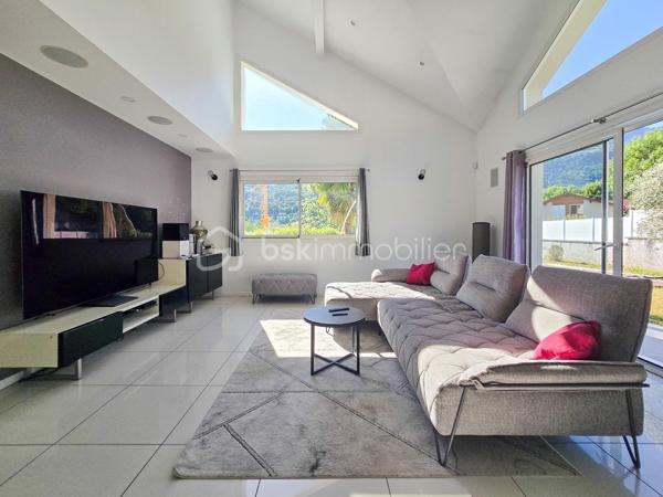 À Vaulnaveys-le-Haut, à deux pas des écoles et du centre village, venez découvrir cette superbe villa d’architecte familiale, située dans un environnement résidentiel recherché, au sein d’un lotissement calme.

Développant plus de 185 m² utile, cette maison séduit par ses volumes, sa luminosité et ses prestations modernes. 
Dès l’entrée, vous apprécierez un hall fonctionnel avec placard, ouvrant sur une vaste pièce de vie baignée de lumière grâce à ses nombreuses ouvertures. L’espace séjour s’ouvre directement sur une agréable terrasse carrelée, protégée par une pergola bioclimatique, idéale pour profiter des beaux jours en toute saison.

La cuisine équipée, ouverte sur le séjour, renforce l’esprit convivial de la maison. 
Le rez-de-chaussée propose également une chambre, une salle de bain et un WC, permettant une vraie vie de plain-pied.
A noter qu'un beau garage et une cave aménagé de 20m2 complète ce niveau de vie. 

À l’étage, un grand dégagement offre un espace polyvalent pouvant faire office de bureau, salle de jeux ou coin lecture. La partie nuit se compose de trois chambres avec placards, d’une salle de bain et d’un WC indépendant.

Côté annexes, le bien dispose d’une buanderie, d’un grand garage avec mezzanine, d’une grande cave ainsi que d’un carport. 
Ces espaces complémentaires apportent un vrai confort au quotidien, que ce soit pour le stationnement, le stockage ou les besoins d’une famille active.

A l'extérieur vous profiterez d'une belle piscine chauffée et sa terrasse, d'un terrain parfaitement arboré et d'une vue sur le massif de Belledonne ! 

Construite en 2007, cette maison bénéficie d’un excellent niveau de confort énergétique : DPE C, consommation conventionnelle de 133 kWh/m²/an, et très bonne performance carbone avec une émission estimée à 4 kg CO₂/m²/an. 
Les coûts annuels d’énergie sont estimés entre 1 280 € et 1 800 € par an. L’installation électrique ne comporte aucune anomalie relevée dans le diagnostic.

Le chauffage est assuré par une pompe à chaleur air/eau avec plancher chauffant, complétée par un insert bois. 
L’eau chaude sanitaire est produite par un chauffe-eau thermodynamique. 
Le logement est traversant, équipé d’une VMC simple flux autoréglable et de menuiseries double vitrage à isolation renforcée.

Un bien rare sur le secteur, idéal pour une famille recherchant une maison récente, fonctionnelle, lumineuse et parfaitement entretenue, à proximité immédiate des commodités du village.

Résumé des informations clés

Type de bien :villa d’architecte
Surface : environ 185 m² utile
Surface de référence DPE : 141,3 m²
Chambres : 4, dont 1 au rez-de-chaussée
Salles de bain : 2
WC : 2
Annexes : garage avec mezzanine, cave, buanderie, abri voiture
Extérieur : terrasse carrelée avec pergola bioclimatique, piscine chauffée
Chauffage : PAC air/eau, plancher chauffant, insert bois
Eau chaude : chauffe-eau thermodynamique
DPE : C – 133 kWh/m²/an
GES : A – 4 kg CO₂/m²/an
Électricité : aucune anomalie
Prix : 649 000 € HAI
Honoraires : 10 000 € TTC charge vendeur
Disponibilité : libre