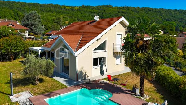 À Vaulnaveys-le-Haut, à deux pas des écoles et du centre village, venez découvrir cette superbe villa d’architecte familiale, située dans un environnement résidentiel recherché, au sein d’un lotissement calme.

Développant plus de 185 m² utile, cette maison séduit par ses volumes, sa luminosité et ses prestations modernes. 
Dès l’entrée, vous apprécierez un hall fonctionnel avec placard, ouvrant sur une vaste pièce de vie baignée de lumière grâce à ses nombreuses ouvertures. L’espace séjour s’ouvre directement sur une agréable terrasse carrelée, protégée par une pergola bioclimatique, idéale pour profiter des beaux jours en toute saison.

La cuisine équipée, ouverte sur le séjour, renforce l’esprit convivial de la maison. 
Le rez-de-chaussée propose également une chambre, une salle de bain et un WC, permettant une vraie vie de plain-pied.
A noter qu'un beau garage et une cave aménagé de 20m2 complète ce niveau de vie. 

À l’étage, un grand dégagement offre un espace polyvalent pouvant faire office de bureau, salle de jeux ou coin lecture. La partie nuit se compose de trois chambres avec placards, d’une salle de bain et d’un WC indépendant.

Côté annexes, le bien dispose d’une buanderie, d’un grand garage avec mezzanine, d’une grande cave ainsi que d’un carport. 
Ces espaces complémentaires apportent un vrai confort au quotidien, que ce soit pour le stationnement, le stockage ou les besoins d’une famille active.

A l'extérieur vous profiterez d'une belle piscine chauffée et sa terrasse, d'un terrain parfaitement arboré et d'une vue sur le massif de Belledonne ! 

Construite en 2007, cette maison bénéficie d’un excellent niveau de confort énergétique : DPE C, consommation conventionnelle de 133 kWh/m²/an, et très bonne performance carbone avec une émission estimée à 4 kg CO₂/m²/an. 
Les coûts annuels d’énergie sont estimés entre 1 280 € et 1 800 € par an. L’installation électrique ne comporte aucune anomalie relevée dans le diagnostic.

Le chauffage est assuré par une pompe à chaleur air/eau avec plancher chauffant, complétée par un insert bois. 
L’eau chaude sanitaire est produite par un chauffe-eau thermodynamique. 
Le logement est traversant, équipé d’une VMC simple flux autoréglable et de menuiseries double vitrage à isolation renforcée.

Un bien rare sur le secteur, idéal pour une famille recherchant une maison récente, fonctionnelle, lumineuse et parfaitement entretenue, à proximité immédiate des commodités du village.

Résumé des informations clés

Type de bien :villa d’architecte
Surface : environ 185 m² utile
Surface de référence DPE : 141,3 m²
Chambres : 4, dont 1 au rez-de-chaussée
Salles de bain : 2
WC : 2
Annexes : garage avec mezzanine, cave, buanderie, abri voiture
Extérieur : terrasse carrelée avec pergola bioclimatique, piscine chauffée
Chauffage : PAC air/eau, plancher chauffant, insert bois
Eau chaude : chauffe-eau thermodynamique
DPE : C – 133 kWh/m²/an
GES : A – 4 kg CO₂/m²/an
Électricité : aucune anomalie
Prix : 649 000 € HAI
Honoraires : 10 000 € TTC charge vendeur
Disponibilité : libre