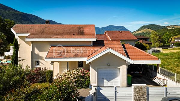 À Vaulnaveys-le-Haut, à deux pas des écoles et du centre village, venez découvrir cette superbe villa d’architecte familiale, située dans un environnement résidentiel recherché, au sein d’un lotissement calme.

Développant plus de 185 m² utile, cette maison séduit par ses volumes, sa luminosité et ses prestations modernes. 
Dès l’entrée, vous apprécierez un hall fonctionnel avec placard, ouvrant sur une vaste pièce de vie baignée de lumière grâce à ses nombreuses ouvertures. L’espace séjour s’ouvre directement sur une agréable terrasse carrelée, protégée par une pergola bioclimatique, idéale pour profiter des beaux jours en toute saison.

La cuisine équipée, ouverte sur le séjour, renforce l’esprit convivial de la maison. 
Le rez-de-chaussée propose également une chambre, une salle de bain et un WC, permettant une vraie vie de plain-pied.
A noter qu'un beau garage et une cave aménagé de 20m2 complète ce niveau de vie. 

À l’étage, un grand dégagement offre un espace polyvalent pouvant faire office de bureau, salle de jeux ou coin lecture. La partie nuit se compose de trois chambres avec placards, d’une salle de bain et d’un WC indépendant.

Côté annexes, le bien dispose d’une buanderie, d’un grand garage avec mezzanine, d’une grande cave ainsi que d’un carport. 
Ces espaces complémentaires apportent un vrai confort au quotidien, que ce soit pour le stationnement, le stockage ou les besoins d’une famille active.

A l'extérieur vous profiterez d'une belle piscine chauffée et sa terrasse, d'un terrain parfaitement arboré et d'une vue sur le massif de Belledonne ! 

Construite en 2007, cette maison bénéficie d’un excellent niveau de confort énergétique : DPE C, consommation conventionnelle de 133 kWh/m²/an, et très bonne performance carbone avec une émission estimée à 4 kg CO₂/m²/an. 
Les coûts annuels d’énergie sont estimés entre 1 280 € et 1 800 € par an. L’installation électrique ne comporte aucune anomalie relevée dans le diagnostic.

Le chauffage est assuré par une pompe à chaleur air/eau avec plancher chauffant, complétée par un insert bois. 
L’eau chaude sanitaire est produite par un chauffe-eau thermodynamique. 
Le logement est traversant, équipé d’une VMC simple flux autoréglable et de menuiseries double vitrage à isolation renforcée.

Un bien rare sur le secteur, idéal pour une famille recherchant une maison récente, fonctionnelle, lumineuse et parfaitement entretenue, à proximité immédiate des commodités du village.

Résumé des informations clés

Type de bien :villa d’architecte
Surface : environ 185 m² utile
Surface de référence DPE : 141,3 m²
Chambres : 4, dont 1 au rez-de-chaussée
Salles de bain : 2
WC : 2
Annexes : garage avec mezzanine, cave, buanderie, abri voiture
Extérieur : terrasse carrelée avec pergola bioclimatique, piscine chauffée
Chauffage : PAC air/eau, plancher chauffant, insert bois
Eau chaude : chauffe-eau thermodynamique
DPE : C – 133 kWh/m²/an
GES : A – 4 kg CO₂/m²/an
Électricité : aucune anomalie
Prix : 649 000 € HAI
Honoraires : 10 000 € TTC charge vendeur
Disponibilité : libre