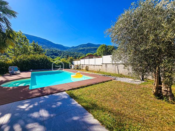 À Vaulnaveys-le-Haut, à deux pas des écoles et du centre village, venez découvrir cette superbe villa d’architecte familiale, située dans un environnement résidentiel recherché, au sein d’un lotissement calme.

Développant plus de 185 m² utile, cette maison séduit par ses volumes, sa luminosité et ses prestations modernes. 
Dès l’entrée, vous apprécierez un hall fonctionnel avec placard, ouvrant sur une vaste pièce de vie baignée de lumière grâce à ses nombreuses ouvertures. L’espace séjour s’ouvre directement sur une agréable terrasse carrelée, protégée par une pergola bioclimatique, idéale pour profiter des beaux jours en toute saison.

La cuisine équipée, ouverte sur le séjour, renforce l’esprit convivial de la maison. 
Le rez-de-chaussée propose également une chambre, une salle de bain et un WC, permettant une vraie vie de plain-pied.
A noter qu'un beau garage et une cave aménagé de 20m2 complète ce niveau de vie. 

À l’étage, un grand dégagement offre un espace polyvalent pouvant faire office de bureau, salle de jeux ou coin lecture. La partie nuit se compose de trois chambres avec placards, d’une salle de bain et d’un WC indépendant.

Côté annexes, le bien dispose d’une buanderie, d’un grand garage avec mezzanine, d’une grande cave ainsi que d’un carport. 
Ces espaces complémentaires apportent un vrai confort au quotidien, que ce soit pour le stationnement, le stockage ou les besoins d’une famille active.

A l'extérieur vous profiterez d'une belle piscine chauffée et sa terrasse, d'un terrain parfaitement arboré et d'une vue sur le massif de Belledonne ! 

Construite en 2007, cette maison bénéficie d’un excellent niveau de confort énergétique : DPE C, consommation conventionnelle de 133 kWh/m²/an, et très bonne performance carbone avec une émission estimée à 4 kg CO₂/m²/an. 
Les coûts annuels d’énergie sont estimés entre 1 280 € et 1 800 € par an. L’installation électrique ne comporte aucune anomalie relevée dans le diagnostic.

Le chauffage est assuré par une pompe à chaleur air/eau avec plancher chauffant, complétée par un insert bois. 
L’eau chaude sanitaire est produite par un chauffe-eau thermodynamique. 
Le logement est traversant, équipé d’une VMC simple flux autoréglable et de menuiseries double vitrage à isolation renforcée.

Un bien rare sur le secteur, idéal pour une famille recherchant une maison récente, fonctionnelle, lumineuse et parfaitement entretenue, à proximité immédiate des commodités du village.

Résumé des informations clés

Type de bien :villa d’architecte
Surface : environ 185 m² utile
Surface de référence DPE : 141,3 m²
Chambres : 4, dont 1 au rez-de-chaussée
Salles de bain : 2
WC : 2
Annexes : garage avec mezzanine, cave, buanderie, abri voiture
Extérieur : terrasse carrelée avec pergola bioclimatique, piscine chauffée
Chauffage : PAC air/eau, plancher chauffant, insert bois
Eau chaude : chauffe-eau thermodynamique
DPE : C – 133 kWh/m²/an
GES : A – 4 kg CO₂/m²/an
Électricité : aucune anomalie
Prix : 649 000 € HAI
Honoraires : 10 000 € TTC charge vendeur
Disponibilité : libre