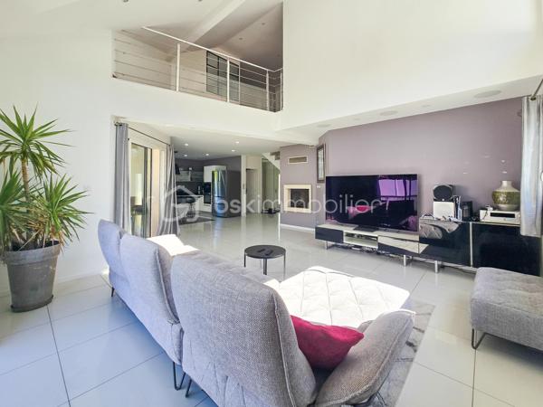 À Vaulnaveys-le-Haut, à deux pas des écoles et du centre village, venez découvrir cette superbe villa d’architecte familiale, située dans un environnement résidentiel recherché, au sein d’un lotissement calme.

Développant plus de 185 m² utile, cette maison séduit par ses volumes, sa luminosité et ses prestations modernes. 
Dès l’entrée, vous apprécierez un hall fonctionnel avec placard, ouvrant sur une vaste pièce de vie baignée de lumière grâce à ses nombreuses ouvertures. L’espace séjour s’ouvre directement sur une agréable terrasse carrelée, protégée par une pergola bioclimatique, idéale pour profiter des beaux jours en toute saison.

La cuisine équipée, ouverte sur le séjour, renforce l’esprit convivial de la maison. 
Le rez-de-chaussée propose également une chambre, une salle de bain et un WC, permettant une vraie vie de plain-pied.
A noter qu'un beau garage et une cave aménagé de 20m2 complète ce niveau de vie. 

À l’étage, un grand dégagement offre un espace polyvalent pouvant faire office de bureau, salle de jeux ou coin lecture. La partie nuit se compose de trois chambres avec placards, d’une salle de bain et d’un WC indépendant.

Côté annexes, le bien dispose d’une buanderie, d’un grand garage avec mezzanine, d’une grande cave ainsi que d’un carport. 
Ces espaces complémentaires apportent un vrai confort au quotidien, que ce soit pour le stationnement, le stockage ou les besoins d’une famille active.

A l'extérieur vous profiterez d'une belle piscine chauffée et sa terrasse, d'un terrain parfaitement arboré et d'une vue sur le massif de Belledonne ! 

Construite en 2007, cette maison bénéficie d’un excellent niveau de confort énergétique : DPE C, consommation conventionnelle de 133 kWh/m²/an, et très bonne performance carbone avec une émission estimée à 4 kg CO₂/m²/an. 
Les coûts annuels d’énergie sont estimés entre 1 280 € et 1 800 € par an. L’installation électrique ne comporte aucune anomalie relevée dans le diagnostic.

Le chauffage est assuré par une pompe à chaleur air/eau avec plancher chauffant, complétée par un insert bois. 
L’eau chaude sanitaire est produite par un chauffe-eau thermodynamique. 
Le logement est traversant, équipé d’une VMC simple flux autoréglable et de menuiseries double vitrage à isolation renforcée.

Un bien rare sur le secteur, idéal pour une famille recherchant une maison récente, fonctionnelle, lumineuse et parfaitement entretenue, à proximité immédiate des commodités du village.

Résumé des informations clés

Type de bien :villa d’architecte
Surface : environ 185 m² utile
Surface de référence DPE : 141,3 m²
Chambres : 4, dont 1 au rez-de-chaussée
Salles de bain : 2
WC : 2
Annexes : garage avec mezzanine, cave, buanderie, abri voiture
Extérieur : terrasse carrelée avec pergola bioclimatique, piscine chauffée
Chauffage : PAC air/eau, plancher chauffant, insert bois
Eau chaude : chauffe-eau thermodynamique
DPE : C – 133 kWh/m²/an
GES : A – 4 kg CO₂/m²/an
Électricité : aucune anomalie
Prix : 649 000 € HAI
Honoraires : 10 000 € TTC charge vendeur
Disponibilité : libre