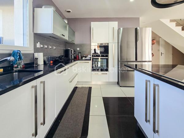 À Vaulnaveys-le-Haut, à deux pas des écoles et du centre village, venez découvrir cette superbe villa d’architecte familiale, située dans un environnement résidentiel recherché, au sein d’un lotissement calme.

Développant plus de 185 m² utile, cette maison séduit par ses volumes, sa luminosité et ses prestations modernes. 
Dès l’entrée, vous apprécierez un hall fonctionnel avec placard, ouvrant sur une vaste pièce de vie baignée de lumière grâce à ses nombreuses ouvertures. L’espace séjour s’ouvre directement sur une agréable terrasse carrelée, protégée par une pergola bioclimatique, idéale pour profiter des beaux jours en toute saison.

La cuisine équipée, ouverte sur le séjour, renforce l’esprit convivial de la maison. 
Le rez-de-chaussée propose également une chambre, une salle de bain et un WC, permettant une vraie vie de plain-pied.
A noter qu'un beau garage et une cave aménagé de 20m2 complète ce niveau de vie. 

À l’étage, un grand dégagement offre un espace polyvalent pouvant faire office de bureau, salle de jeux ou coin lecture. La partie nuit se compose de trois chambres avec placards, d’une salle de bain et d’un WC indépendant.

Côté annexes, le bien dispose d’une buanderie, d’un grand garage avec mezzanine, d’une grande cave ainsi que d’un carport. 
Ces espaces complémentaires apportent un vrai confort au quotidien, que ce soit pour le stationnement, le stockage ou les besoins d’une famille active.

A l'extérieur vous profiterez d'une belle piscine chauffée et sa terrasse, d'un terrain parfaitement arboré et d'une vue sur le massif de Belledonne ! 

Construite en 2007, cette maison bénéficie d’un excellent niveau de confort énergétique : DPE C, consommation conventionnelle de 133 kWh/m²/an, et très bonne performance carbone avec une émission estimée à 4 kg CO₂/m²/an. 
Les coûts annuels d’énergie sont estimés entre 1 280 € et 1 800 € par an. L’installation électrique ne comporte aucune anomalie relevée dans le diagnostic.

Le chauffage est assuré par une pompe à chaleur air/eau avec plancher chauffant, complétée par un insert bois. 
L’eau chaude sanitaire est produite par un chauffe-eau thermodynamique. 
Le logement est traversant, équipé d’une VMC simple flux autoréglable et de menuiseries double vitrage à isolation renforcée.

Un bien rare sur le secteur, idéal pour une famille recherchant une maison récente, fonctionnelle, lumineuse et parfaitement entretenue, à proximité immédiate des commodités du village.

Résumé des informations clés

Type de bien :villa d’architecte
Surface : environ 185 m² utile
Surface de référence DPE : 141,3 m²
Chambres : 4, dont 1 au rez-de-chaussée
Salles de bain : 2
WC : 2
Annexes : garage avec mezzanine, cave, buanderie, abri voiture
Extérieur : terrasse carrelée avec pergola bioclimatique, piscine chauffée
Chauffage : PAC air/eau, plancher chauffant, insert bois
Eau chaude : chauffe-eau thermodynamique
DPE : C – 133 kWh/m²/an
GES : A – 4 kg CO₂/m²/an
Électricité : aucune anomalie
Prix : 649 000 € HAI
Honoraires : 10 000 € TTC charge vendeur
Disponibilité : libre