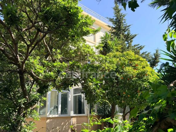 CANNES / IMMEUBLE DE CHARME TYPE HÔTEL PARTICULIER / FORT POTENTIEL / CALME ABSOLU