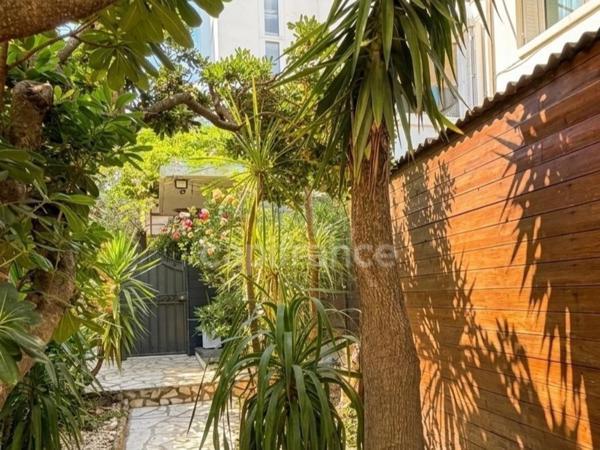 CANNES / IMMEUBLE DE CHARME TYPE HÔTEL PARTICULIER / FORT POTENTIEL / CALME ABSOLU