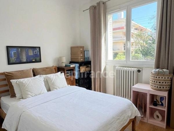 CANNES / IMMEUBLE DE CHARME TYPE HÔTEL PARTICULIER / FORT POTENTIEL / CALME ABSOLU