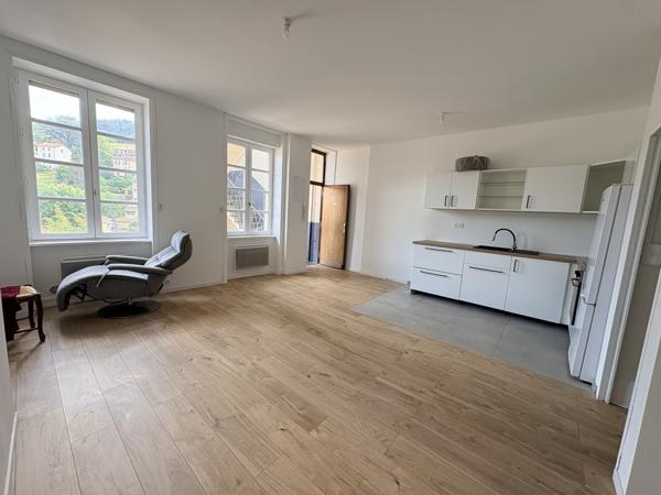 TARARE CENTRE - T3 LUMINEUX ET TRAVERSANT DE 76M² + CAVE