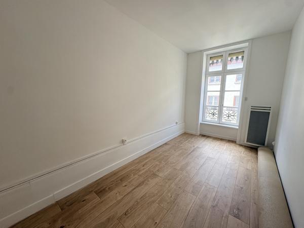 TARARE CENTRE - T3 LUMINEUX ET TRAVERSANT DE 76M² + CAVE